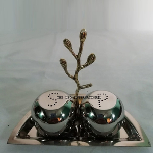 Ensemble élégant de salières et poivrières en métal avec support pour la maison, la cuisine, le restaurant, le café et la décoration de table de mariage - Product Image 4