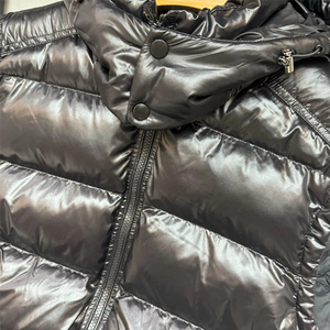 Gilet matelassé noir brillant personnalisé pour homme, chaud, à capuche, sans manches, entièrement zippé, doudoune d'extérieur, vente en gros - Product Image 5