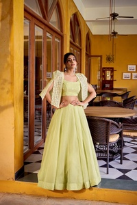 Nueva Colección de Bodas Contemporáneas: Lehenga Indio-Pakistaní Allnen Crush, Lehenga Lisa Cosida con Blusa y Conjunto Koti Bordado - Product Image 3