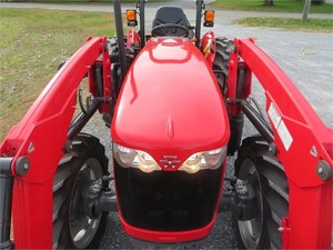 Tractor agrícola 4x4 de 74 HP listo para operaciones de ganado, heno y ranchos - Product Image 4