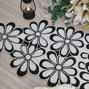 Napperons de table floraux en tissu antidérapants, design moderne, forme de fleur, noir et blanc, décoratifs - Product Image 5