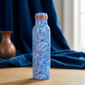 Botella de Agua de Cobre Puro con Intrincado Patrón Azul y Rosa Paisley, Elegante Recipiente Ayurvédico para Hidratación y Bienestar - Product Image 1