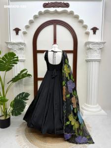 Ensemble Anarkali en crêpe naturel de créateur, uni et évasé, avec pantalon à taille élastique et dupatta en soie imprimée et ornée – Exportateur indien - Product Image 4