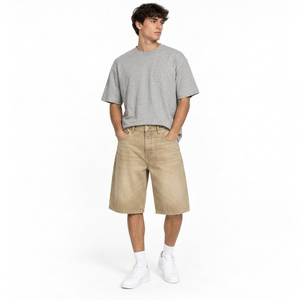 Shorts en jean pour homme coupe droite, longueur genou, en coton, délavage bleu foncé, avec détails utilitaires, patch personnalisé et style street décontracté - Product Image 1