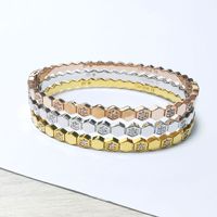 Bracelet Chic Tendance Quotidienne Motif Hexagonal en Cuivre et Cristal – Style Minimaliste