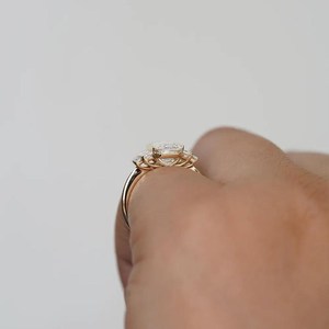 Anillo Moderno con Diamantes de Corte Esmeralda de 2.02CT, Cultivados en Laboratorio, con Acentos Laterales de Baguette, Oro Amarillo de 14K, Regalo de Boda para Novias - Product Image 4