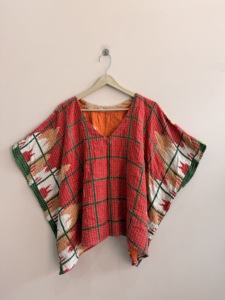 Poncho surdimensionné fait main en tissu Kantha tie-dye pour femmes, style vintage et recyclé - Product Image 4