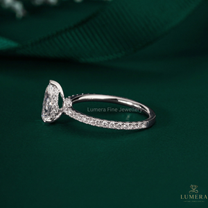 Anillo de Compromiso de Moissanita con Corte de Pera en Oro de 9KT, 10KT, 14KT y 18KT, Anillo de Boda Solitario con Banda Pavé para Mujer - Product Image 3