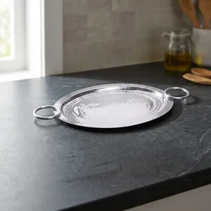 Plateau de service ovale en argent martelé avec bordure polie effet miroir et élégantes poignées latérales circulaires à double anneau - Product Image 4