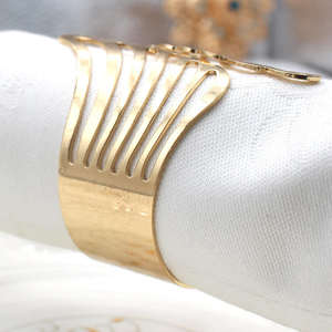 Porte-serviettes triangulaire de luxe en or, décoration de table de mariage, décoration de banquet d'hôtel, décoration de fête - Product Image 3