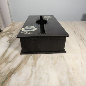 Caja de pañuelos metálica pintada con opción de montaje en pared, negra con flores pintadas - de una finca inglesa - Product Image 3