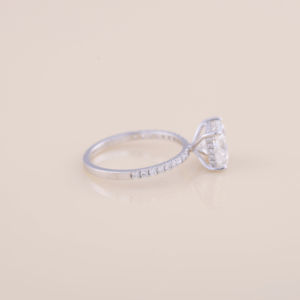 Anillo de Compromiso con Diamante Cultivado en Laboratorio de Corte Princesa de 3.54CT con Banda Redonda Pavé en Oro Blanco, Amarillo y Rosa de 14K - Product Image 2