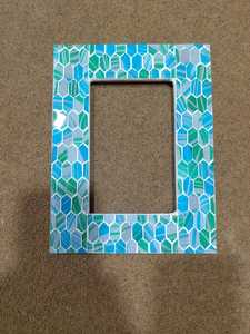 Cadre photo rectangulaire en bois fait main, design mosaïque bleue, orientation horizontale, utilisation sur table, incrustation, impression personnalisée - Product Image 4