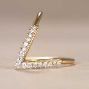 Bague de fiançailles et de mariage en or massif 14 carats avec diamant taille ronde en forme de V E/VS2, collection cadeau idéale pour elle pour les fêtes et anniversaires - Product Image 5