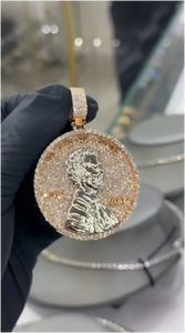 จี้เพชรโมอิสซาไนต์ทรงกลมเจียระไนแบบบริลเลียนท์ เงินแท้ 925 ประดับเพชรแบบ Iced Out พร้อมลายเคลือบ 3 มิติ สไตล์ฮิปฮอป ได้รับการรับรองจาก GRA สำหรับทั้งชายและหญิง - Product Image 3