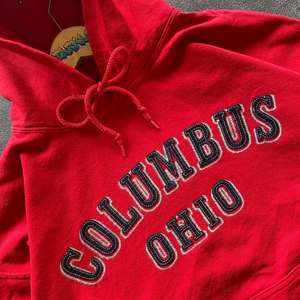 Sudadera con Capucha Moderna Personalizada con Gráficos para Hombre, Estilo Urbano Holgado y Desgastado, Sudadera Roja Gruesa de los Ohio State de Columbus para Hombre - Product Image 4