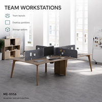 Poste de travail de bureau moderne pour 4 personnes avec dessus en imitation bois, écrans d'intimité gris foncé et rangement central