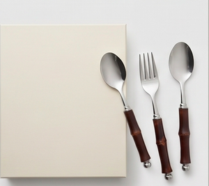 Ensemble de 5 couverts en acier inoxydable avec poignées couleur marron, comprenant cuillère, couteau et fourchette, utilisés sur la table de cuisine, couleur argent. - Product Image 3