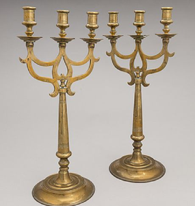 Candélabre en bronze de style antique à trois lumières, avec une colonne cannelée et des pieds de lion ornés. Disponible aux prix de gros. - Product Image 5