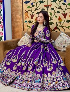 VISHNU K DESIGNS LAHENGA CHOLI DUPATTA, Traje de Seda Vichitra Pura con Bordado de Hilo y Lentejuelas, Manga Corta - Product Image 2