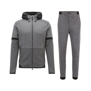 Elegante conjunto deportivo para hombre, ropa atlética cómoda diseñada para uso en el gimnasio, viajes y ocio de fin de semana. Prendas de algodón orgánico. - Product Image 1