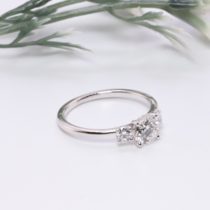 Anillo de Compromiso Minimalista de Oro Blanco con Tres Diamantes Cultivados en Laboratorio, Corte Brillante Redondo, con Detalles Laterales Redondos para Mujer - Product Image 3