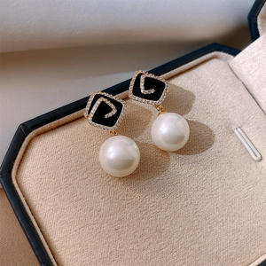 Boucles d'oreilles pendantes géométriques vintage avec perles d'eau douce et accents de diamants, plaqué or massif 14 carats, certifiées IGI, bijoux de fête unisexes - Product Image 4