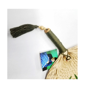 Éventail pliant écologique fait main en feuille de palmier naturelle avec doublure en bambou, design d'art populaire traditionnel pour la décoration de mariages, les fêtes et les événements professionnels - Product Image 1