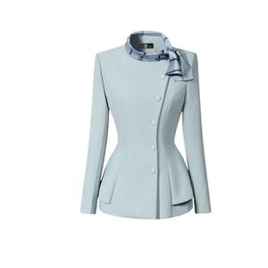 Costume pantalon femme en laine et polyester bleu clair avec col cranté et fermeture boutonnée, manches longues, infroissable, couleur unie - Product Image 4