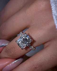 Anillo de compromiso de oro de 14K con diamante cultivado en laboratorio de corte cojín de 3.5 ct, engaste de 4 puntas, corona compartida, solitario, banda nupcial para mujer, venta al por mayor - Product Image 1