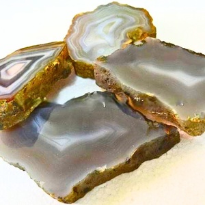 Dalles d'agate naturelle - Figurines de forme irrégulière polies à la main en gros, provenant du Gujarat, pour la décoration intérieure, les tasses à thé/café et l'usage quotidien - Product Image 1