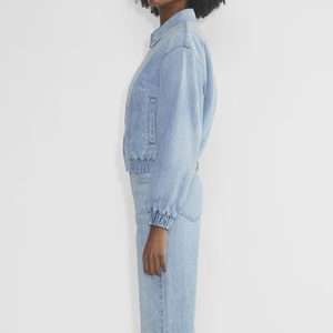 Veste en jean zippée pour femme, qualité supérieure, prix abordable, avec logo personnalisé, manches et ourlet côtelés, coupe courte, en jean délavé - Product Image 3