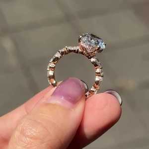 แหวนหมั้นเพชรทรงรี 3 กะรัต เพชรเลี้ยงในห้องปฏิบัติการ ตัวเรือนทอง 14k เงิน 925 ประดับแบบ Prong Set รุ่น Isabella Cluster Solitaire Band รับสั่งทำขายส่ง - Product Image 2