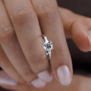 14K แข็งสีขาวทอง1.20 tcw สามแหวนหมั้นหินโมอิสซาไนท์หินหลักพลอยด้านข้างตัดที่ยอดเยี่ยมการตั้งค่างานแต่งงาน - Product Image 1