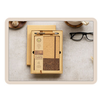 Ensemble cadeau Liviya écologique de style professionnel comprenant un carnet en bois, un stylo et une bouteille en verre, avec impression numérique, modèle Nouvel An et Noël