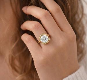 Anillo de Compromiso Solitario con Diamante Cultivado en Laboratorio, Corte Redondo, 2 Ct, Certificado IGI, Oro Amarillo de 14K, Color DEF, Claridad VVS2, Engaste Antiguo - Product Image 4