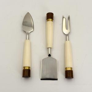 Cortador de Queso Moderno de Acero Inoxidable Plateado con Mango de Resina Blanca, Esparcidor de Queso para Mesa, Uso Doméstico y en Restaurantes - Product Image 4