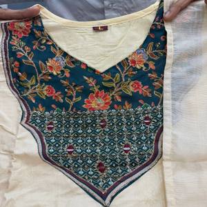 Ensemble de costume VASTRA COTTAGE en tissu Banarasi pur avec col en jacquard Zari fait main, pantalon soyeux et dupatta pour occasions festives - Product Image 2