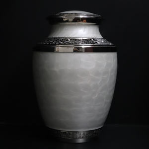 Urne funéraire moderne en aluminium blanc nacré de haute qualité, décorative, premium, pour adultes, avec magnifique œuvre d'art sculptée et gravée, personnalisable pour cendres humaines. - Product Image 4