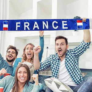 Écharpe de football ultime en tissu tricoté doux et chaud, vêtement premium pour les supporters, idéale pour les matchs en stade et le confort hivernal - Product Image 4