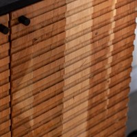 Buffet en bois Vandana Falcon Vento avec dessus noir pour des intérieurs modernes et élégants