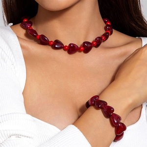 Collier religieux rond fait main en résine ILAHI, style artisanal folklorique, audacieux et accrocheur, accessoire de bijouterie DIY pour les passionnés de mode moderne - Product Image 1