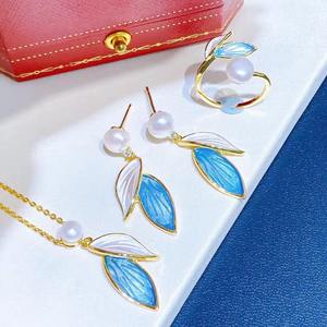 Ensemble de bijoux élégants en perles d'eau douce bleues de la boutique originale, comprenant des boucles d'oreilles pendantes en forme de feuille, une bague avec chaîne, des colliers fins - Product Image 2