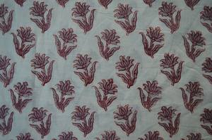 Tela de Algodón Estampada a Mano con Diseño Floral Blanco y Rojo |   Material para Correr Buta Pequeño - Product Image 4