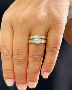 Ensemble de bagues à double alliance uniques en or jaune 14 carats avec diamants de 0,50 carat taille princesse et taille ronde, cultivés en laboratoire, sertis en canal, cadeau de fiançailles pour les amoureux - Product Image 3