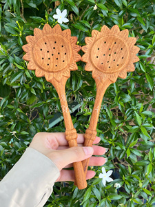 Vente directe usine : Cuillère-filtre à thé en bois de tournesol, faite à la main en bois rouge, pour thé en vrac, motif fleur, Vietnam - Product Image 5