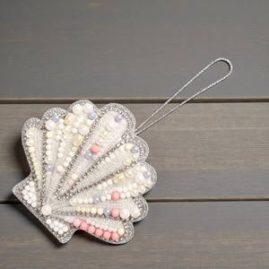 Adorno Colgante de Conchas Marinas Hecho a Mano con Zari – Colores Vibrantes, Decoración Artesanal India para el Hogar, Arte Mural Boho, Decoración Festiva y Regalo Único - Product Image 1