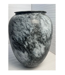 Pot de fleurs en fer artisanal avec finition patine blanche, idéal pour la décoration de la maison, du jardin et du balcon. - Product Image 1