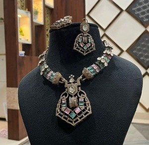 Impresionante conjunto de collar y aretes con apariencia de latón chapado en oro y piedras Kundan, moderno, para bodas, compromisos y aniversarios indios. - Product Image 1