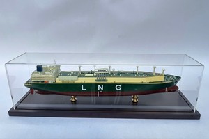 เรือบรรทุก LNG พร้อมตู้โชว์อะคริลิก โมเดลเรือพาณิชย์เวียดนามทำมือจากไม้ ขัดเงา ทาสี ของสะสมงานศิลปะตั้งโต๊ะ - Product Image 3
